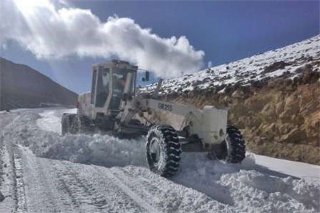 بازگشایی راه چهار روستای تکاب پس از پنج روز از محاصره برف