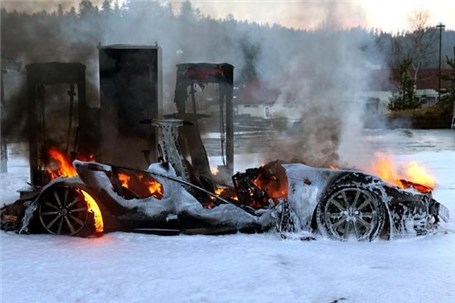 آتش گرفتن خود به خودی تسلا مدل S در نروژ
