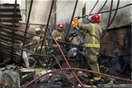 آتش‌سوزی در گاراژی به وسعت 2 هزار مترمربع واقع در خیابان ولی‌عصر(عج)