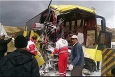 حادثه برای ۴۰ مسافر در پی برخورد اتوبوس مسافربری با دیوار کنار جاده