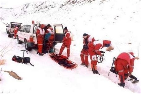 نجات ۶ مهندس گرفتار در برف در یک روستای سخت گذر گیلان