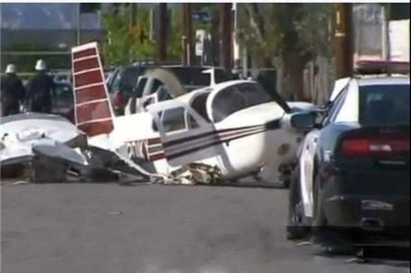 سقوط یک هواپیما روی چندین خودرو در لس آنجلس