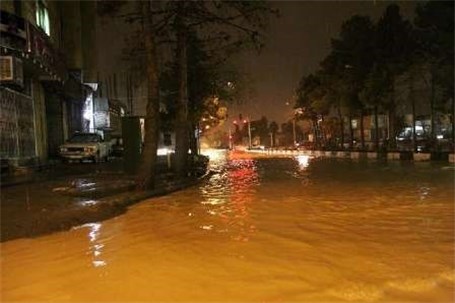نجات سرنشینان خودروهای گرفتار سیلاب در فاریاب