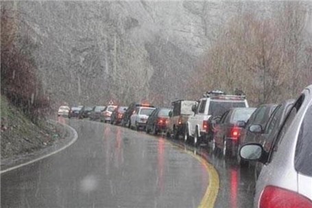 ترافیک نیمه سنگین و بارش باران در جاده‌های کشور