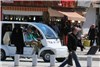 زارش تصویری استقبال مردم از خودروهای برقی سازمان حمل و نقل بارو مسافر در پیاده راه شهرداری رشت