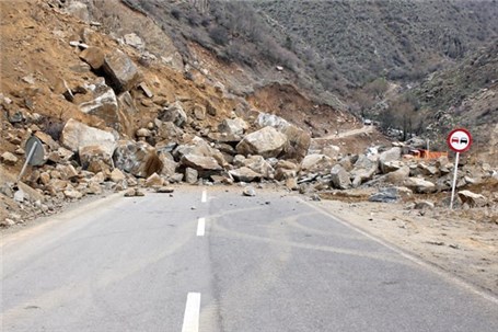 رانش زمین و ریزش کوه آزادراه خرم‌آباد ـ پل زال را مسدود کرد