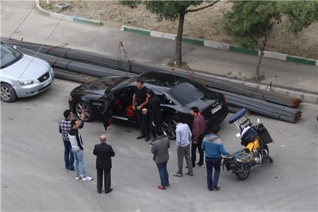 علی دایی و خودرو چند میلیاردی‌اش در محاصره هواداران + عکس