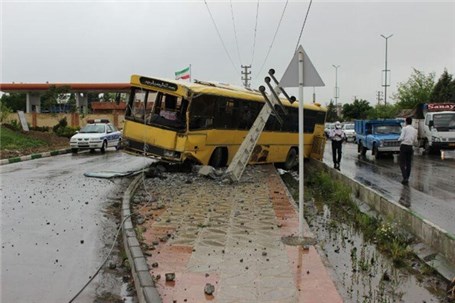 برخورد اتوبوس شرکت واحد با تیر برق در میدان امام حسین کرمانشاه