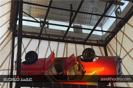خودروی واقعی آویزان از سقف رستورانی در شیراز