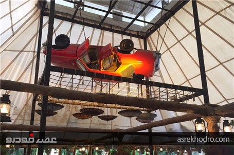 خودرو واقعی آویزان از سقف رستورانی در شیراز