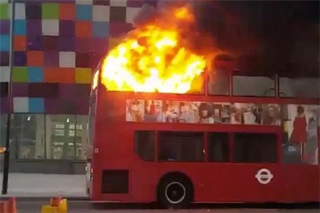 حریق شدید اتوبوس ۲ طبقه در انگلیس