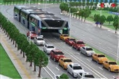 اتوبوسی که از روی خودروها عبور می‌کند