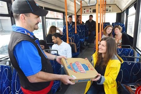 تحویل پیتزا در اتوبوس! + تصاویر
