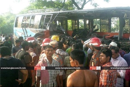 ۱۰ کشته و ۲۲ زخمی در تصادف اتوبوس با کامیون در بنگلادش + تصاویر