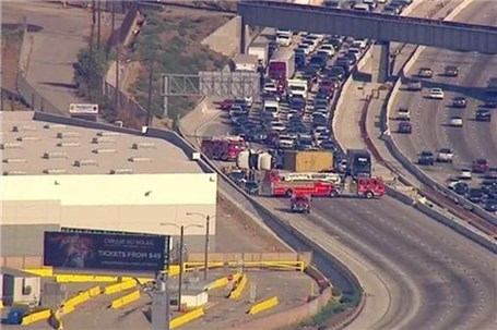 انسداد آزادراه لس‌آنجلس به دلیل واژگونی کامیون حامل 12 تن ماسه
