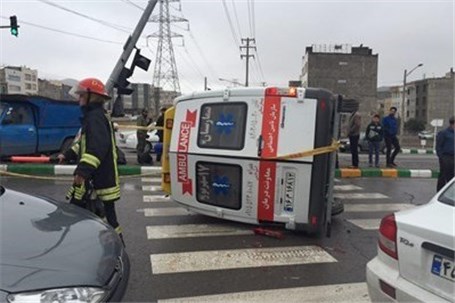 واژگونی یک دستگاه آمبولانس در خیابان طالقانی تهران