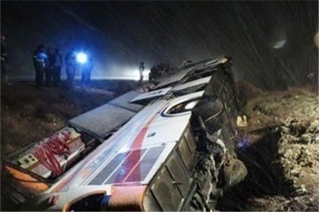 ۴۵ کشته و زخمی در حادثه واژگونی اتوبوس در محور شهرضا- اصفهان