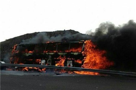 یک اتوبوس با 42 مسافر در جاده قم آتش گرفت