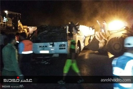 تصادف اتوبوس در محور کرج - چالوس با تیر چراغ برق / 16 کشته و 12 زخمی