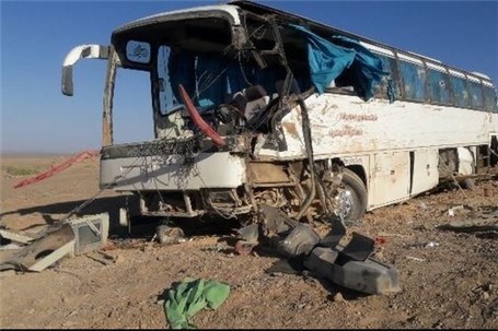 تصادف کامیون با اتوبوس در جاده مرگ