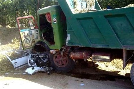برخوردکامیون و خودرو سواری در فلاورجان سه کشته برجاگذاشت