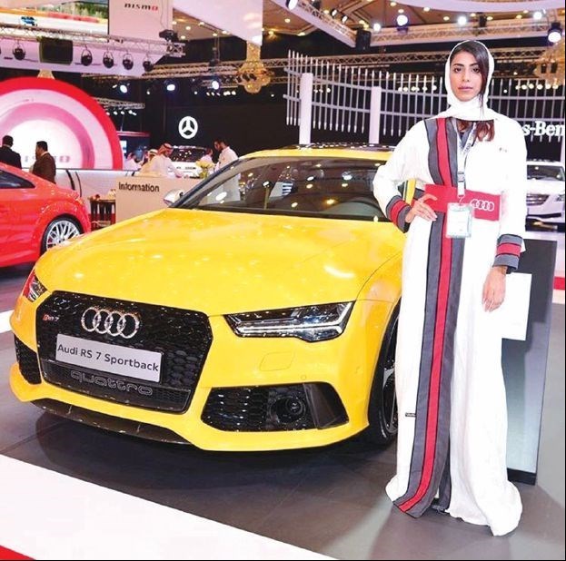 بازداشت 4 نفر به دلیل استفاده از مدل زن محجبه در نمایشگاه خودرو (+عکس)