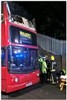 اتوبوس دو طبقه‌ای که زیر پلی در لندن گیر کرد