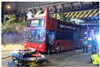 اتوبوس دو طبقه‌ای که زیر پلی در لندن گیر کرد