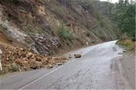 ریزش کوه جاده چشمه علی دامغان را مسدود کرد