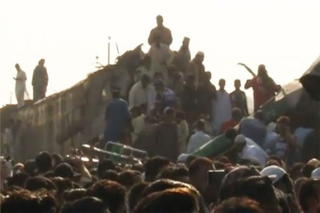تصادف دو قطار در کراچی جان ۱۷ تن را گرفت