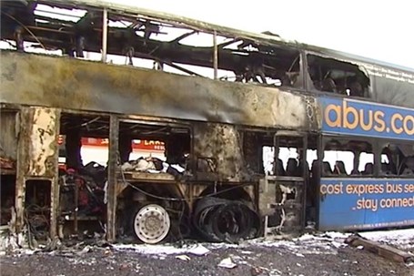 نجات ۱۲ مسافر از میان شعله‌های حریق یک اتوبوس + عکس