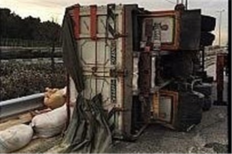 واژگونی کامیون حامل گندم در بزرگراه یاسینی