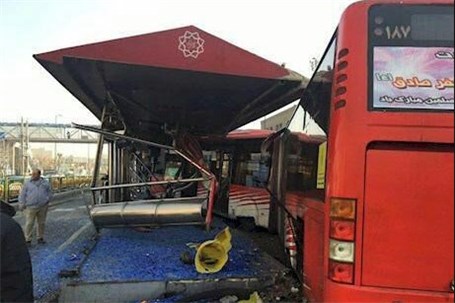تصادف شدید اتوبوس BRT با ایستگاه در خیابان دماوند