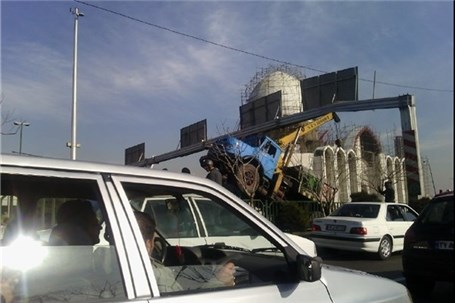 کامیون چرثقیل‌دار در جاده مخصوص تهران ـ کرج ترافیک ایجاد کرد