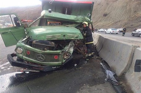 تصادف شدید 2 کامیون در جاده بافق