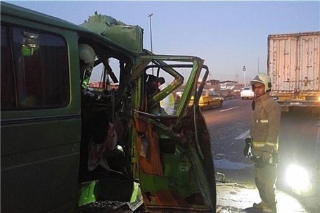 تصادف شدید مینی‌بوس و کامیون ۶ مجروح برجای گذاشت