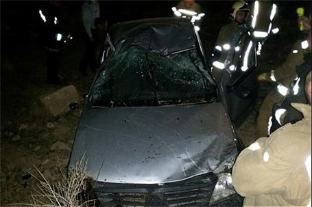 سرنشینان خودرو سقوط کرده به دره معجزه آسا نجات یافتند