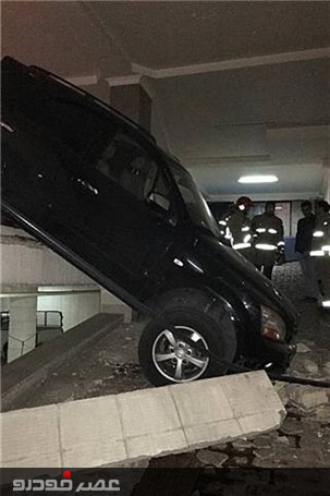 سقوط عجیب خودروی گران‌قیمت به &#171;رمپ&#187; پارکینگ + تصاویر