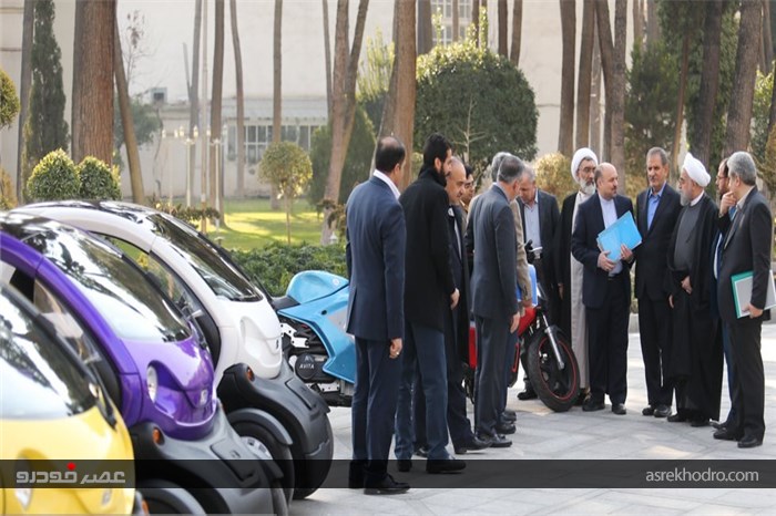 بازدید رییس جمهور و اعضای هیات دولت از خودروهای برقی ساخت داخل