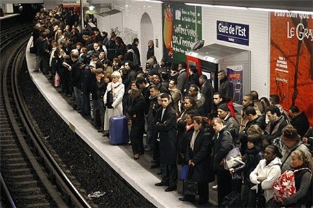 هجوم مسافران، مانع تردد قطار در خط ۵ مترو شد
