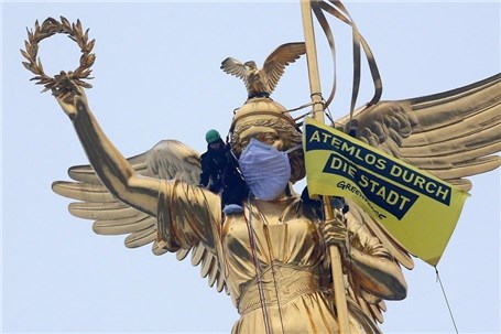 زدن ماسک بر صورت مجسمه پیروزی برلین در اعتراض به آلودگی هوا