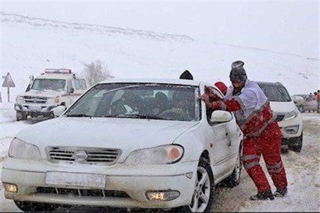 امدادرسانی به 109 خودروی گرفتار در برف