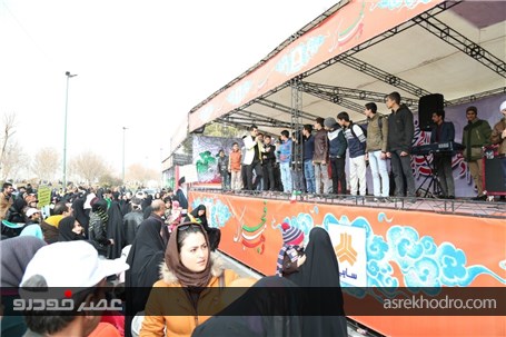 گزارش تصویری/استقبال مردم از برنامه های فرهنگی غرفه گروه سایپا همزمان با راهپیمایی 22 بهمن