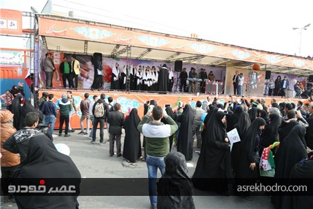 گزارش تصویری/استقبال مردم از برنامه های فرهنگی غرفه گروه سایپا همزمان با راهپیمایی 22 بهمن
