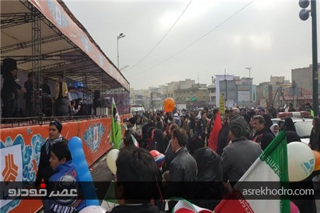استقبال مردم از برنامه های فرهنگی غرفه گروه سایپا همزمان با راهپیمایی 22 بهمن