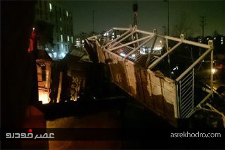 برخورد تریلر با پل عابر پیاده در خیابان شهید رجایی