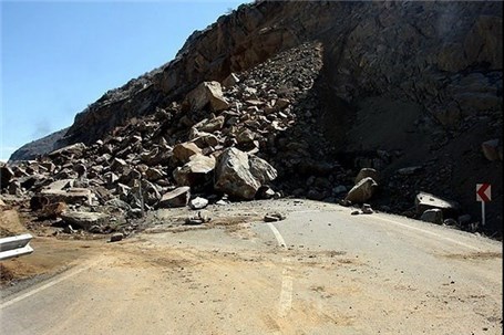 مسدود شدن جاده «خلخال - پونل» بر اثر ریزش کوه