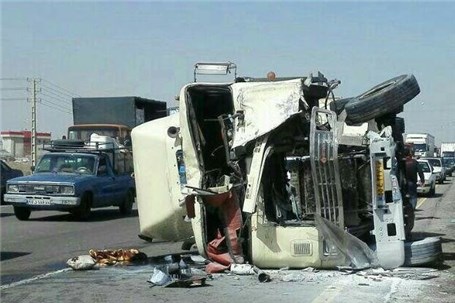 تصادف شدید تندر با کامیون در اصفهان