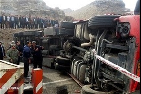 تصادف خطرناک تریلی حامل سوخت با گاردریل در نزدیکی شیراز