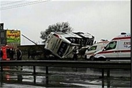 واژگونی یک دستگاه کامیون درآزاد راه کرج- قزوین ترافیک ایجاد کرد